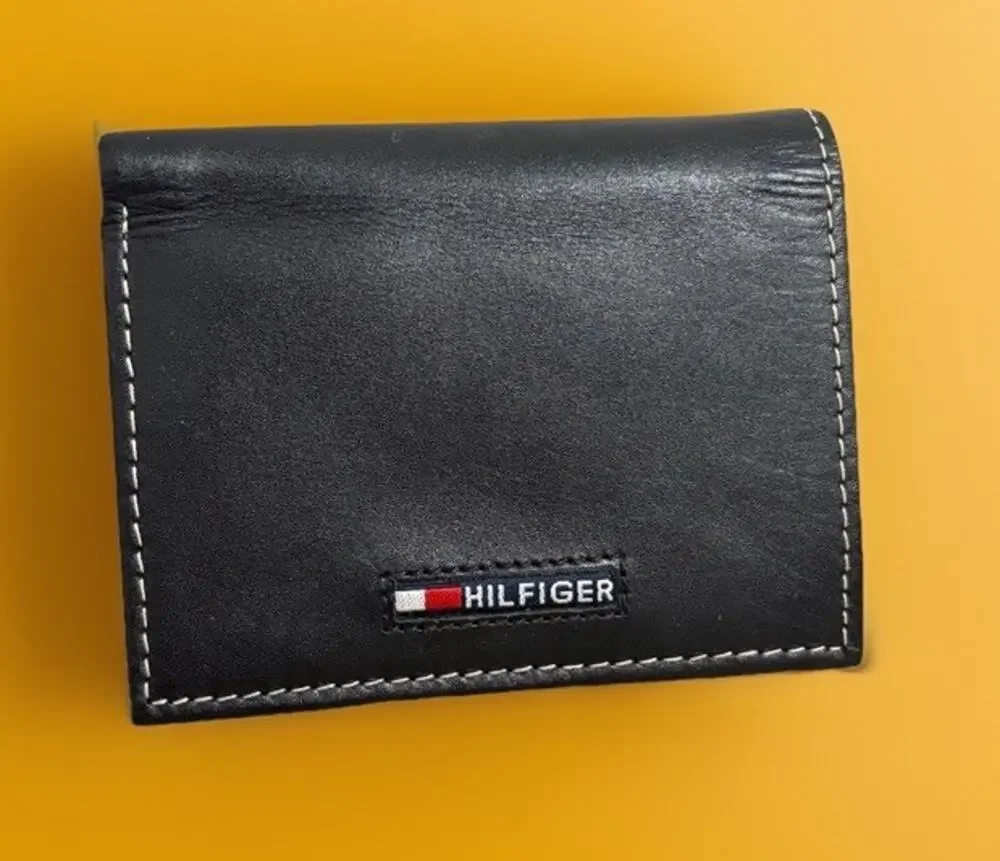 Tommy Hilfiger Men’s Black Bifold Wallet Logo, ID Window & Card Slots